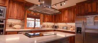 Cozy, upscale cabin with best view and fishing on the river!