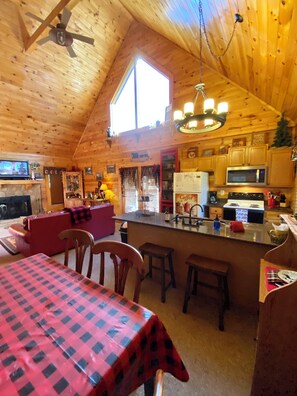 Dining - 🐻NEAR SEVIERVILLE CONVENTION CTR-5 Stars, Loft, Com. Pool, Hot Tub & Pool Table🐻 (Sevierville)