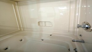 Ein Badezimmer mit Badewanne, Dusche und Toilette.