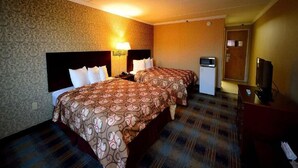 Une chambre d’hôtel avec deux lits, un bureau, une télévision et une petite kitchenette.