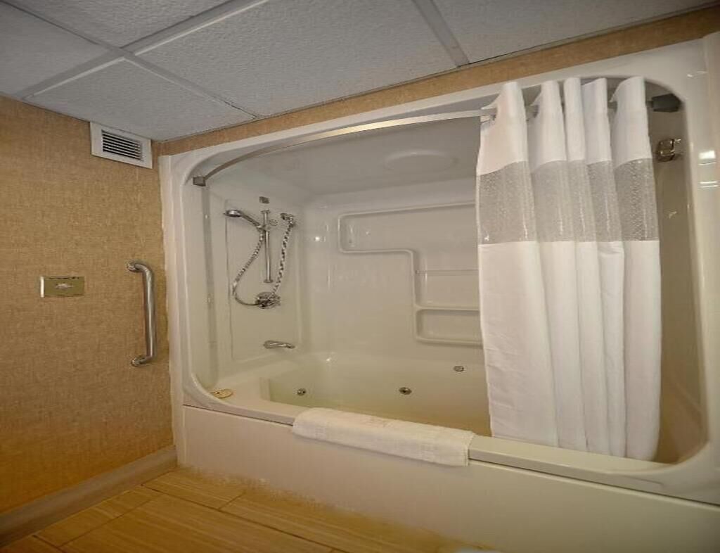 Shower, jetted tub, hair dryer