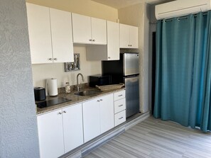 Réfrigérateur, micro-ondes, plaque de cuisson, cafetière/bouilloire