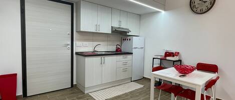 Frigorífico, microondas, horno y placa de cocina