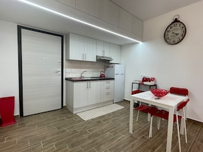 Frigorifero, microonde, forno, piano cottura