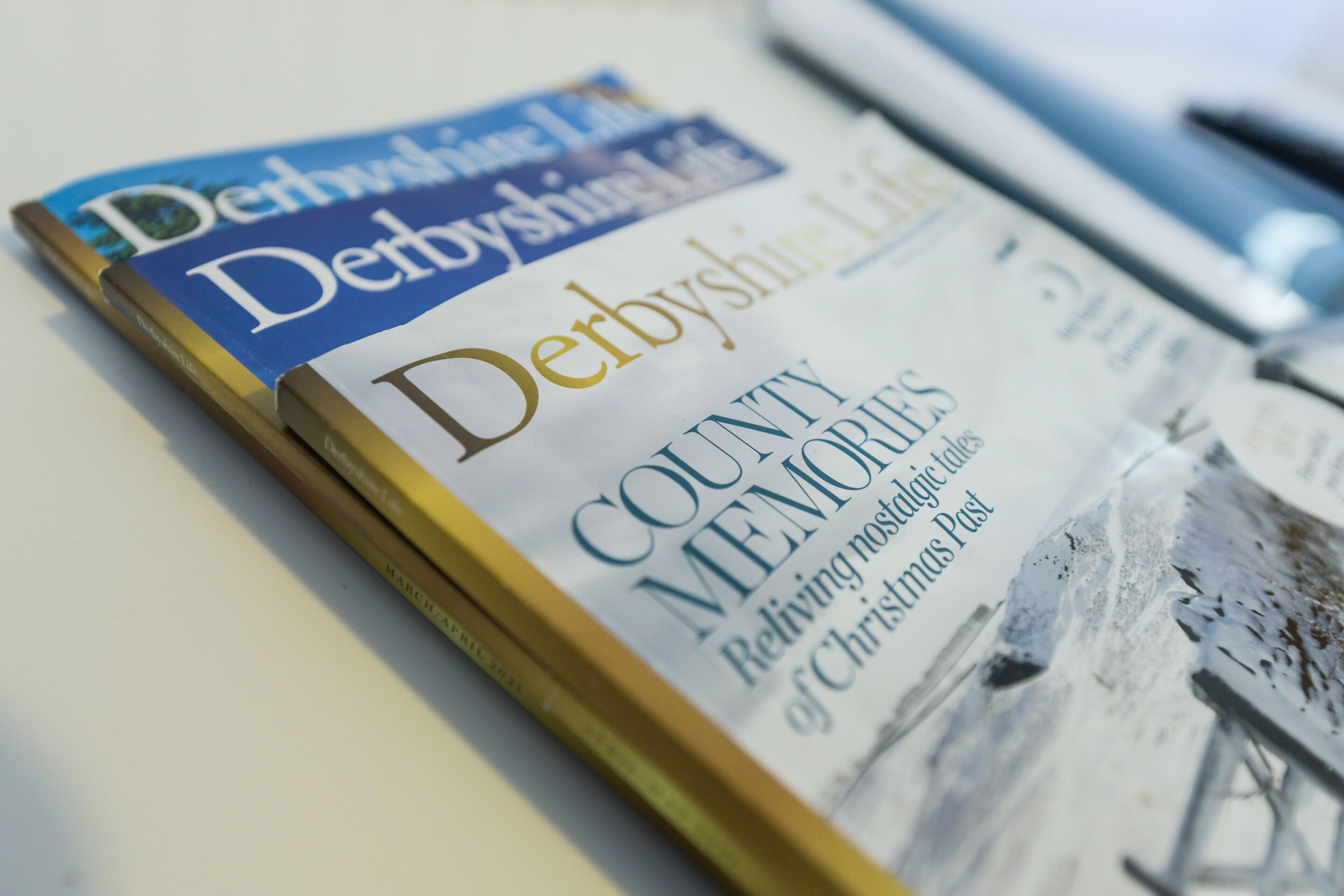 Un livre intitulé « Derbyshire Life », avec le sous-titre « Souvenirs du comté : redécouverte de contes nostalgiques sur les Noëls d’autrefois ».