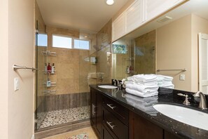 Regadera, secadora de cabello, bidet, toallas 