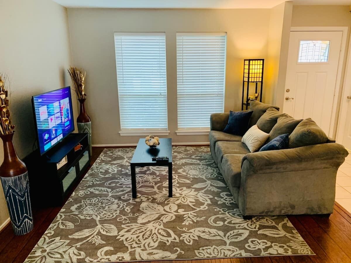 The Woodlands House 3 Bed, 2 Baths, FREE Parking Garage, Baby Crib, Kitchen