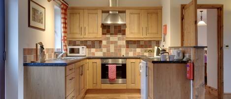 Cottage | Private kitchen | Fridge, electric kettle, toaster, cookware/dishes/utensils