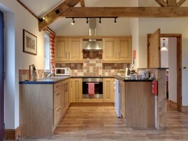 Cottage | Private kitchen | Fridge, electric kettle, toaster, cookware/dishes/utensils