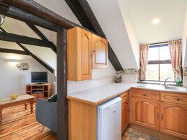 Refrigerador, tetera/pava eléctrica, tostadora, utensilios de cocina