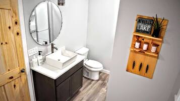 Regadera, toallas, jabón, papel de baño