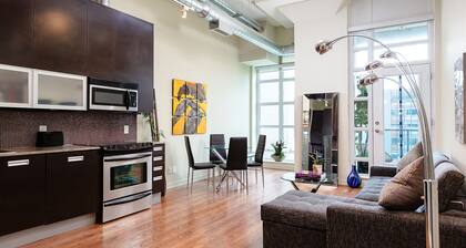 Bright loft one bedroom with den, steps to subway, Casa Loma and Yorkwille