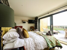 3 habitaciones, decoración personalizada y muebles diferentes 