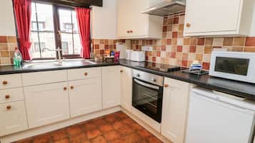 Cottage | Private kitchen | Fridge, electric kettle, toaster, cookware/dishes/utensils