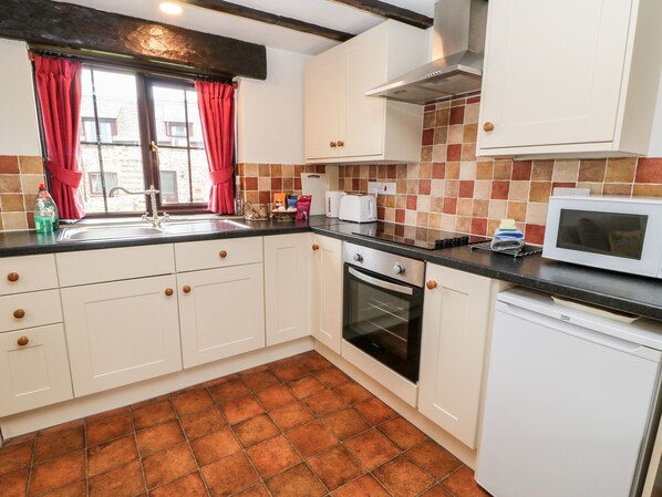 Cottage | Private kitchen | Fridge, electric kettle, toaster, cookware/dishes/utensils
