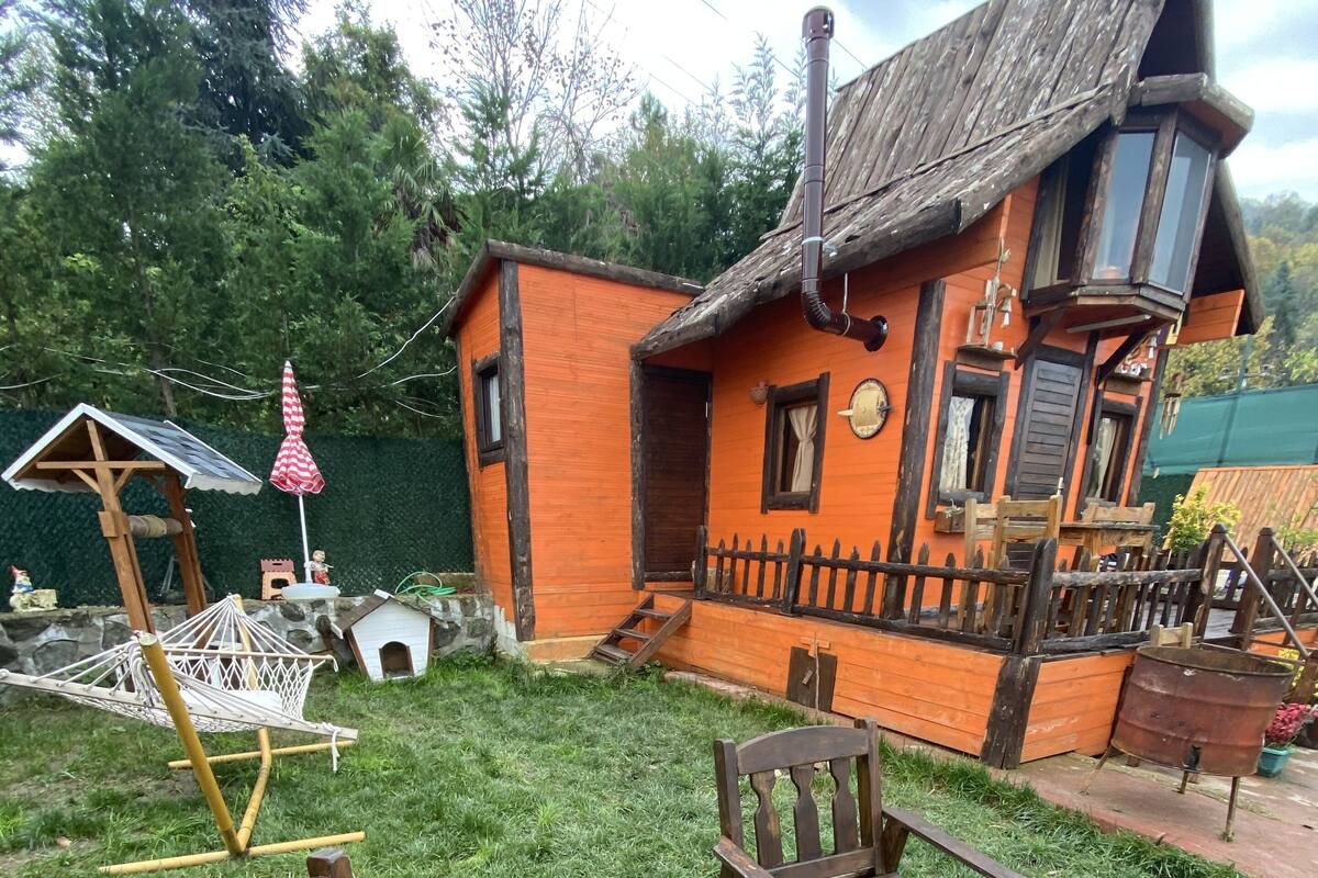 Casa de árbol exclusiva | Área de sala de estar | Smart TV, chimenea y juguetes