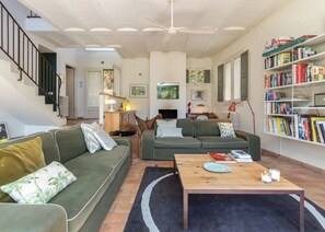 Téléviseur connecté, foyer, livres, chaîne audio