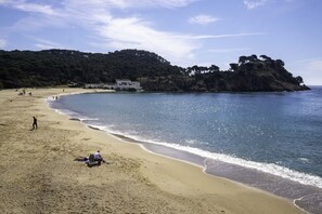 Vlak bij het strand, ligstoelen aan het strand, strandlakens