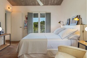 4 chambres, bureau, fer et planche à repasser, lit de bébé portatif