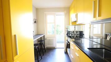 Kühlschrank, Mikrowelle, Ofen, Herdplatte