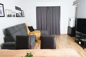 TV connectée, espaces bureaux, écrans d'ordinateur, imprimantes