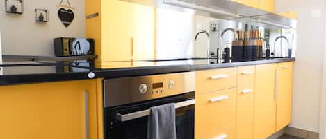 Réfrigérateur, four à micro-ondes, un four, surface de cuisson