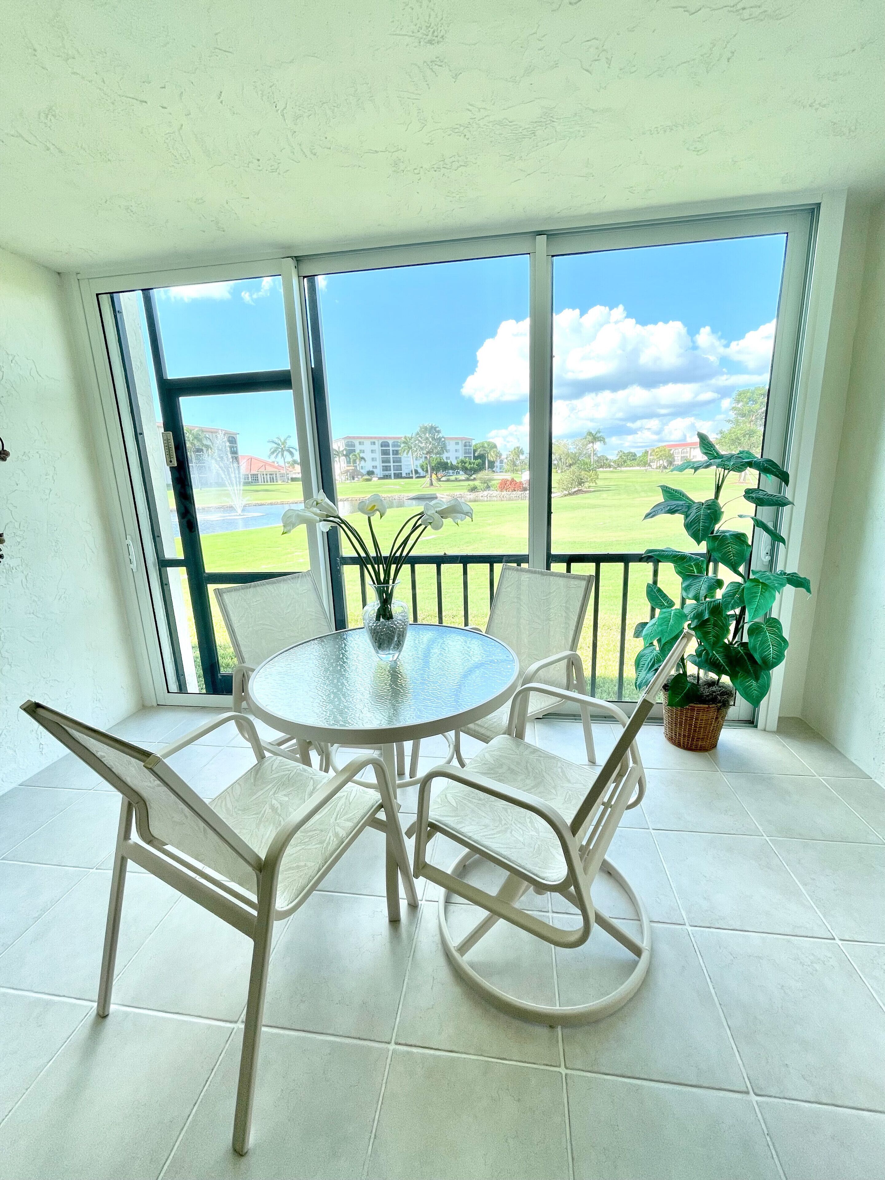 HEART of Naples Condo 1.5 miles from beach!