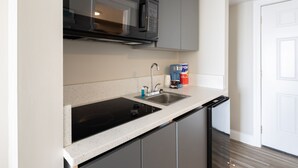 Suite studio classique, 2 lits doubles, balcon, vue sur l’océan | Cuisine privée