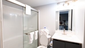 Ensemble baignoire-douche, articles de toilette (gratuits)
