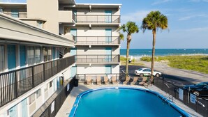 Un hôtel doté d’une piscine, offrant une vue sur la plage, et disposant d’un parking avec un panneau indiquant qu’il est interdit de plonger.