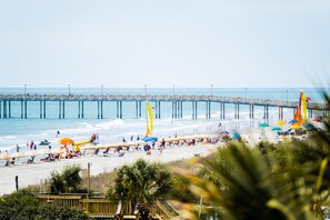 Na praia, areia branca