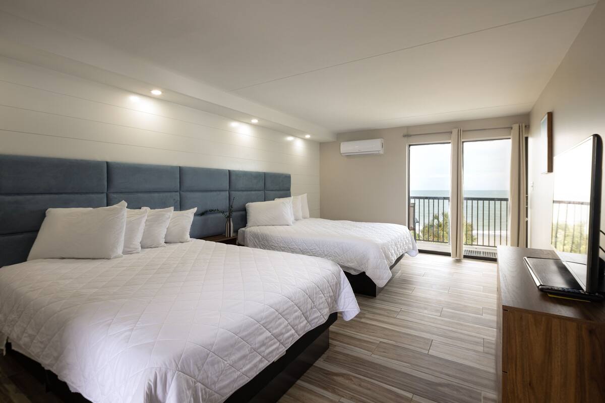 Suite estudio clásica, 2 camas matrimoniales, balcón, vista al océano | Wifi gratis y ropa de cama 