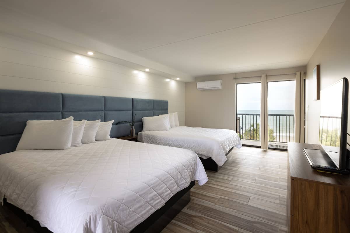 Suite estudio clásica, 2 camas matrimoniales, balcón, vista al océano | Wifi gratis y ropa de cama