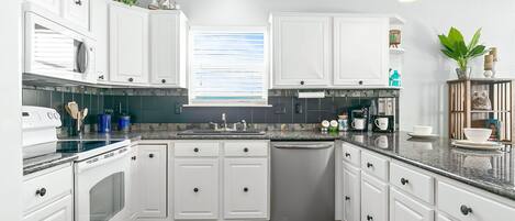 ثلاجة، ميكروويف، فرن، موقد طهي مسطح