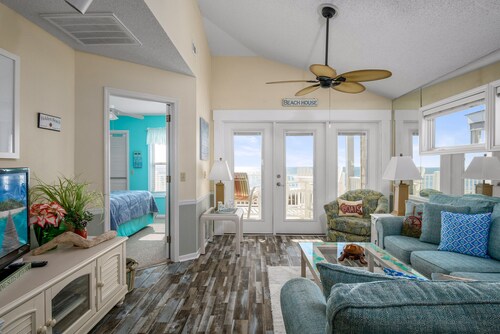 "Waters Edge 427-B" - Oceanfront Condo w/ Community Pool, 2 Bedrooms / 2 Bathrooms