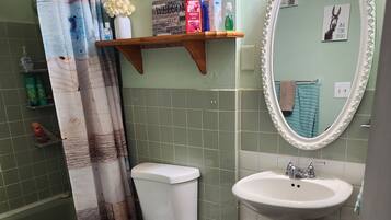 Duschwanne, Handtücher, Seife, Toilettenpapier