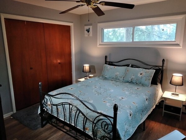 1 bedroom, travel cot, free WiFi, bed sheets - Apartment Attached to a 1900 historic Farm house (Old Mill Creek)
