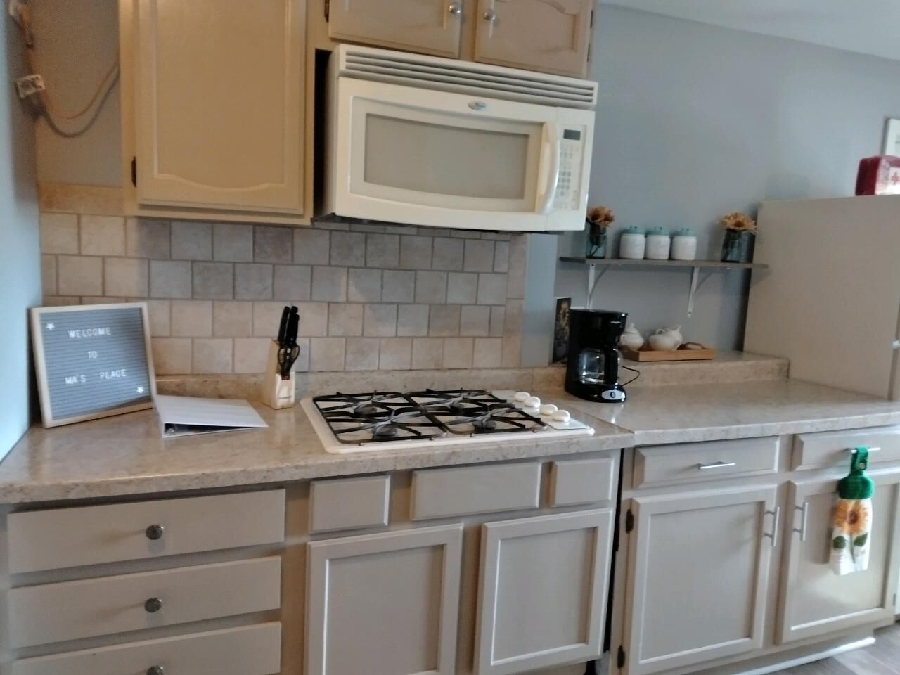Coffee/tea maker, fridge, microwave, oven