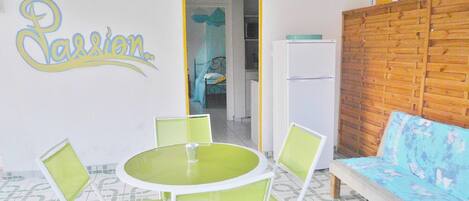 تناول الطعام بالخارج