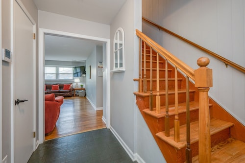 Roomy Home in Grandview - 2 miles to Buckroe Beach