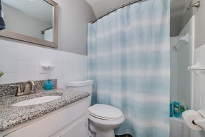 シャワー付き浴槽、ヘアドライヤー、タオル、石鹸