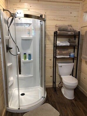 Douche, serviettes fournies, savon, papier toilette