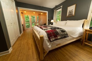 4 bedrooms, desk, iron/ironing board, travel cot