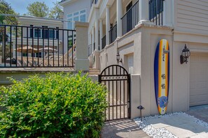 Property grounds - Castle by the Sea 7BR/8BA Luxury Home with Elevator (Hilton Head Island)