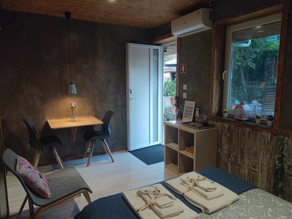 1 chambre, bureau, fer et planche à repasser, accès au Wi-Fi (inclus)