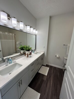 وحدات دش مع أحواض استحمام، مناشف، ورق حمّام