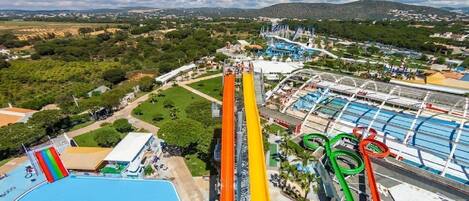 Una piscina techada, una piscina al aire libre