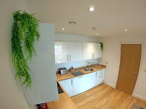 Microwave, oven - 🌱Chill Apartment Near Manchester Piccadilly Train Station (MANCHESTER)