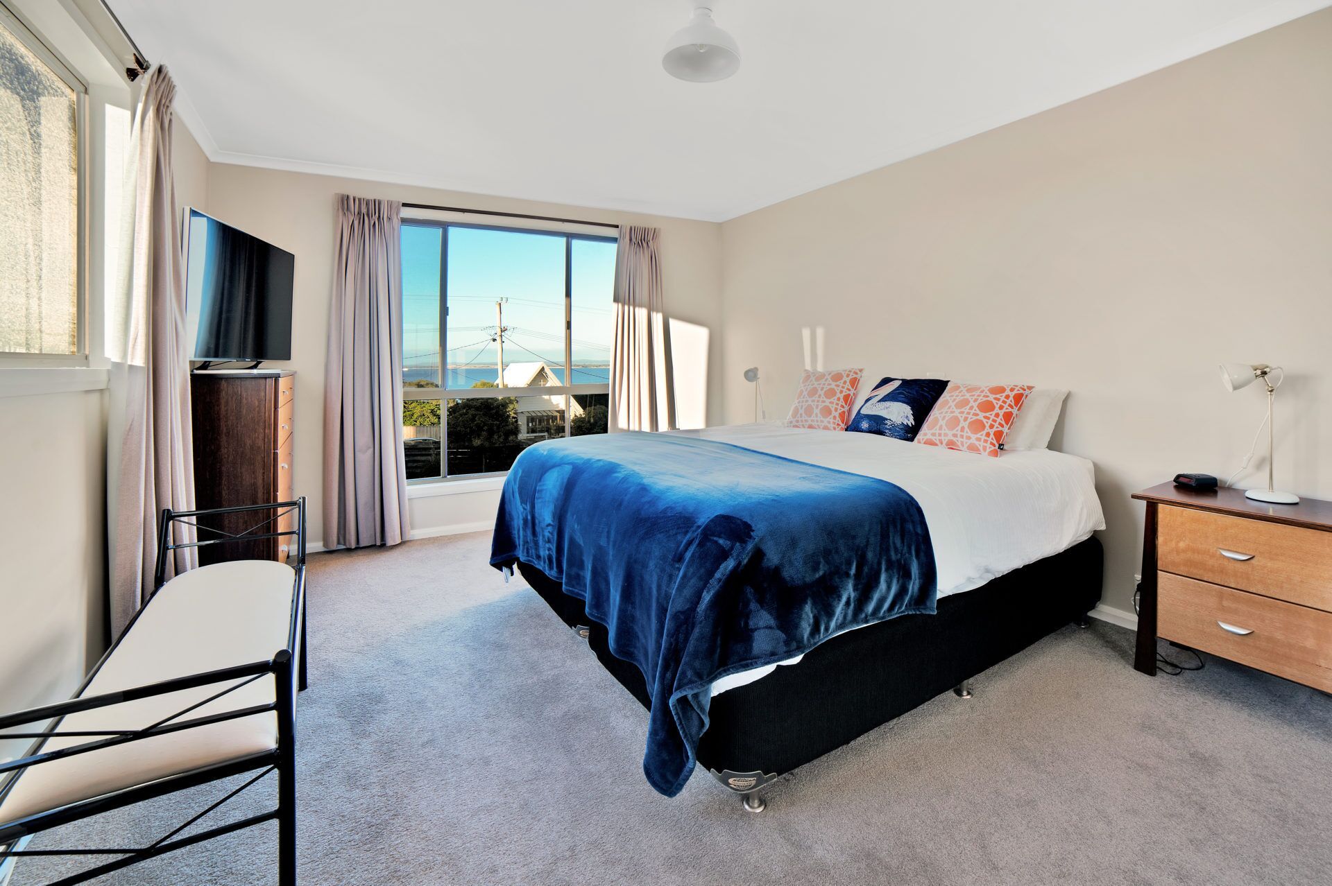 Spoil yourself in this centrally located beach house overlooking the vast... — image 15