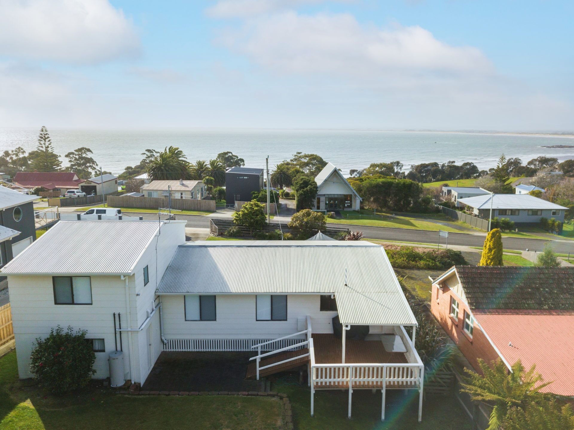 Spoil yourself in this centrally located beach house overlooking the vast... — image 2